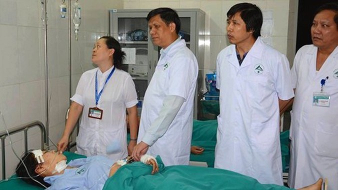 Ngay trong đêm 1/9, Thứ trưởng Bộ Y tế Nguyễn Thanh Long (người thứ 2 từ trái sang phải) cùng đoàn công tác của Bộ Y tế đã đến Bệnh viện Đa khoa tỉnh Lào Cai trực tiếp chỉ đạo công tác cấp cứu. Ảnh: VnExpress