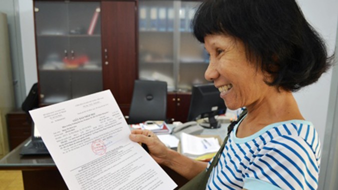 Tân sinh viên 59 tuổi Đặng Thị Bích Liên trong niềm vui nhận giấy báo nhập học.