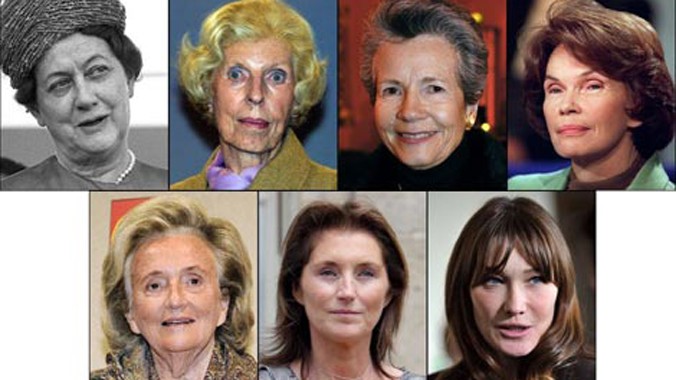 Từ trái sang phải và từ trên xuống: Yvonne de Gaulle, Claude Pompidou, Anne-Aymone Giscard d'Estaing, Danielle Mitterrand, Bernadette Chirac, Cecilia Sarkozy, Carla Bruni-Sarkozy.