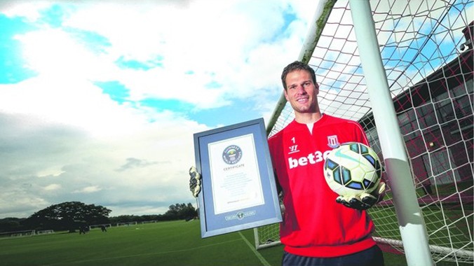 Pha ghi bàn của thủ môn Begovic lập kỷ lục Guinness