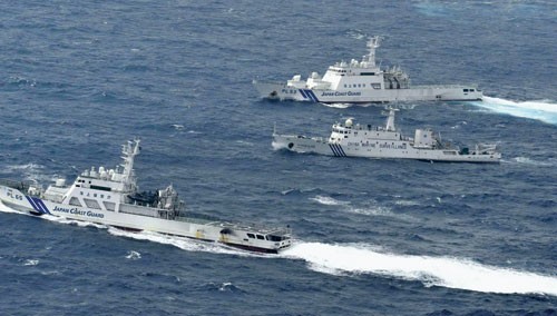 Tàu hải giám Trung Quốc và các tàu tuần tra Nhật so kè trên biển Hoa Đông - Ảnh: Reuters