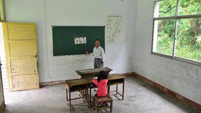 Ông Xie và học sinh duy nhất trong một lớp học nhỏ của ngôi trường. Ảnh: China News.