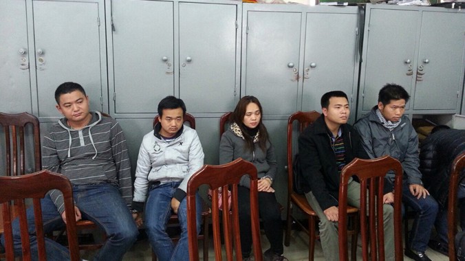 Nguyễn Huy Long (ngoài cùng bên phải) cùng các đối tượng trong ổ nhóm sử dụng thẻ tín dụng giả