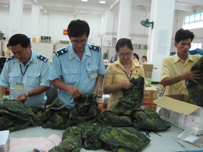 Một lô hàng quân trang, quân phục do Hải quan TP.HCM bắt giữ năm 2013.