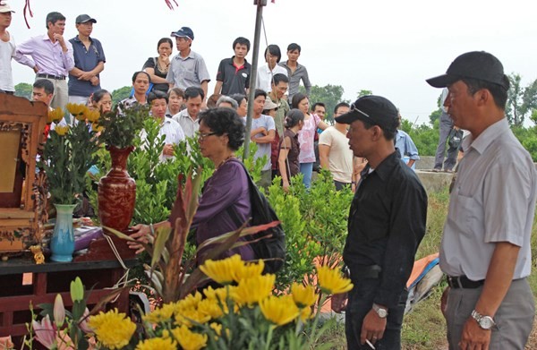 Gia đình làm lễ cầu siêu cho nạn nhân Lê Thị Thanh Huyền.