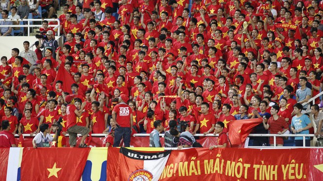 Một màu đỏ rực trên khán đài sân vận động quốc gia Mỹ Đình trong trận đấu giữa U19 Việt Nam và U19 Úc. Ảnh: Bạch Dương