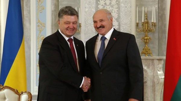 Tổng thống Belarus Alexander Lukashenko (phải) và Tổng thống Ukraine Petro Poroshenko tại cuộc họp thượng đỉnh hôm 26/8. Nguồn: AFP/TTXVN
