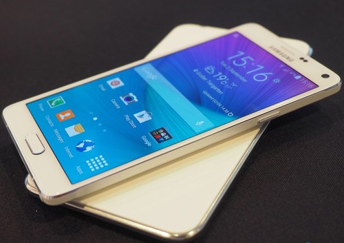 Galaxy Note 4 nổi bật với viền máy được làm bằng kim loại. Ảnh: AFP 