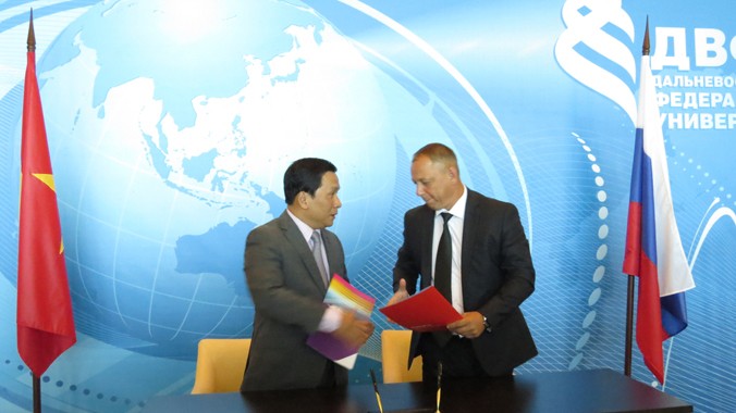 Phó Tổng GĐ Vietjet Đinh Việt Phương và ông Igor G.Lukishin, Tổng GĐ sân bay quốc tế Vladivostock trao thỏa thuận hợp tác