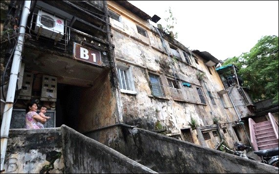 Nhiều chung cư cũ tại Hà Nội xuống cấp nghiêm trọng. Ảnh: KT