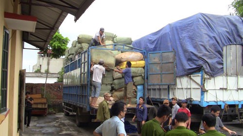 Lực lượng chức năng bắt giữ 8 ô tô chở hơn 100 tấn hàng lậu đêm 31/8. Ảnh: Quang Hùng (Hà Nội Mới)