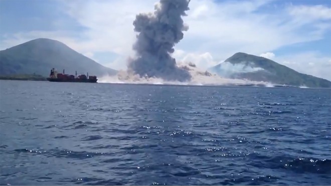 Cảnh tượng núi lửa bất ngờ phun trào giữa đại dương