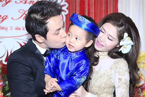Đăng Khôi ôm hôn con trai trong đám cưới diễn ra vào năm ngoái.
