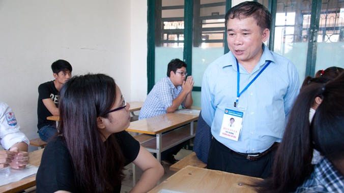 Thứ trưởng Bùi Văn Ga kiểm tra thi và động viên các thí sinh năm 2014. Ảnh: Hồ Thu