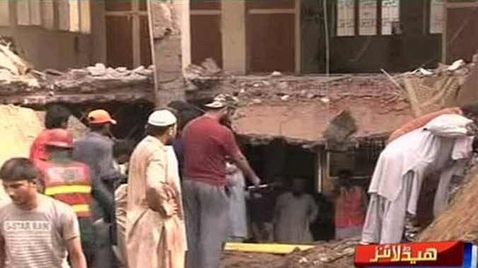 Hiện trường vụ sập mái đền. Nguồn: http://dunyanews.tv