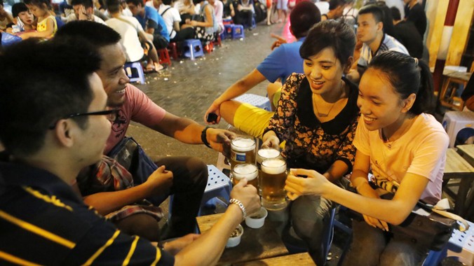 Người dân uống bia ngoài vỉa hè trên phố Tạ Hiện - Hà Nội. Ảnh: Như Ý
