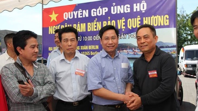 Nguyễn Văn Cường (thứ ba từ trái sang) tại chương trình ủng hộ ngư dân bám biển. Ảnh: Nguyễn Hùng