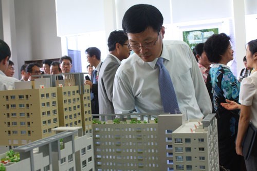 Một người Hàn Quốc đang tìm hiểu thông tin một dự án căn hộ ở Q.9, TP.HCM.