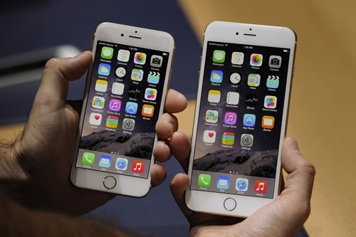 iPhone 6 (trái) và iPhone 6 Plus (phải) đã được ra mắt hôm qua. Ảnh: Bloomberg