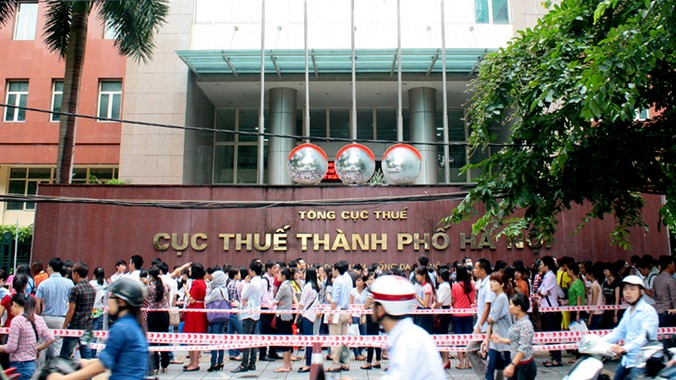 Sáng 14/8, hàng trăm thi sinh từ khắp nơi đứng xếp hàng trước trụ sở Cục thuế Hà Nội (Giảng Võ) để chờ nộp hồ sơ thi tuyển công chức thuế. Ảnh: Anh Tuấn
