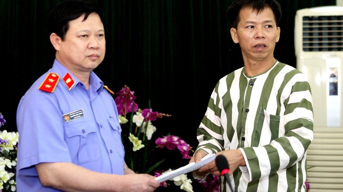 Viện Kiểm sát nhân dân Tối cao trao quyết định đình chỉ thi hành án cho ông Nguyễn Thanh Chấn. Ảnh: Thanh Lưu