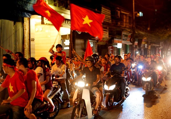 Tưng bừng xuống phố ăn mừng chiến thắng của U19 Việt Nam