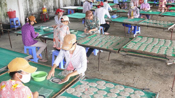 Chế biến cá khô ở xã Bình Thắng. Ảnh: Ngọc Huyền 