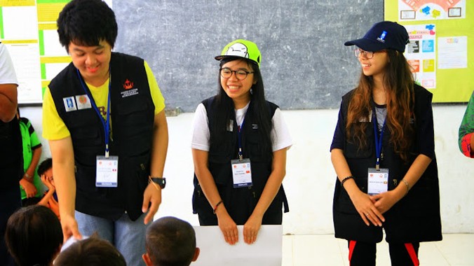 Thùy Dương (ở giữa) đang dạy tiếng Anh cho các bạn trẻ ở Indonesia