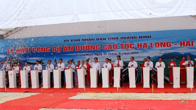 Thủ tướng Nguyễn Tấn Dũng nhấn nút khởi công dự án đường cao tốc Hạ Long-Hải Phòng. ảnh: Đỗ Hoàng