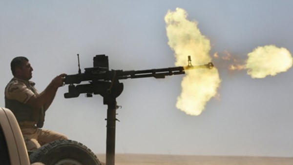 Một chiến binh YPG đang nã đạn liên hoàn từ khẩu đại liên hạng nặng. Ảnh: Janes