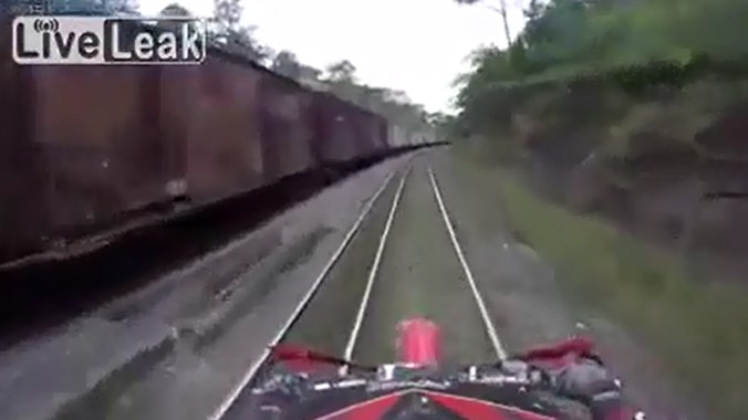 Suýt chết vì liều mạng đi xe máy trên đường ray