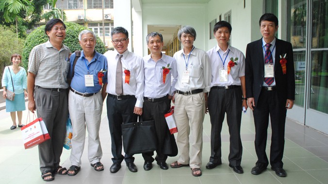 GS Ngô Bảo Châu và một số thầy từng dạy hoặc dẫn đội tuyển Việt Nam dự thi Olympic toán quốc tế