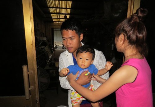 Trẻ em được di chuyển đến địa điểm an toàn tại nhà của ông Vũ Văn Việt, phường Ngọc Xuyên (Đồ Sơn, Hải Phòng). Ảnh: VnExpress