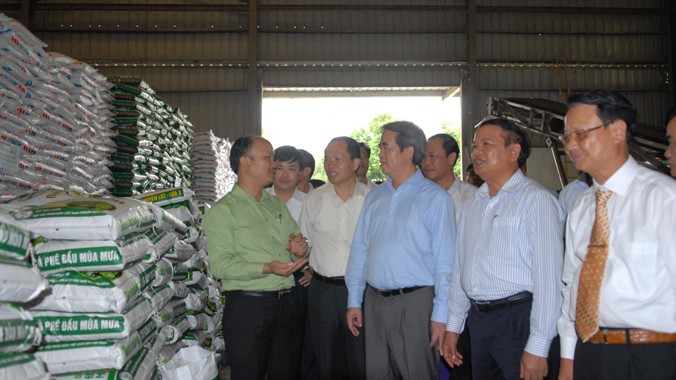 Thống đốc Nguyễn Văn Bình (thứ 3 từ phải qua) cùng các lãnh đạo tỉnh Thanh Hóa thăm kho hàng của doanh nghiệp Tiến Nông