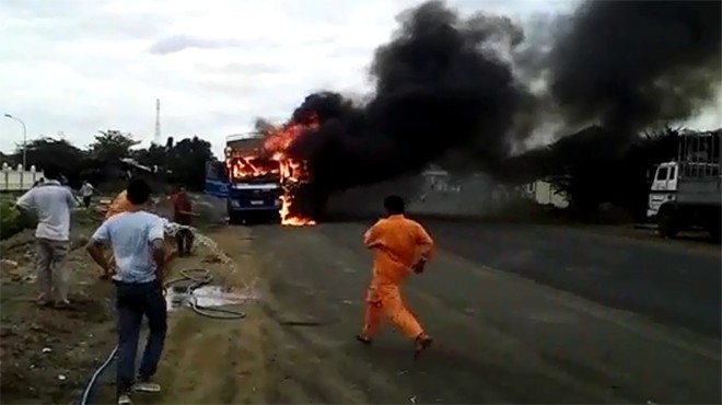 Xe tải cháy ngùn ngụt bên đường