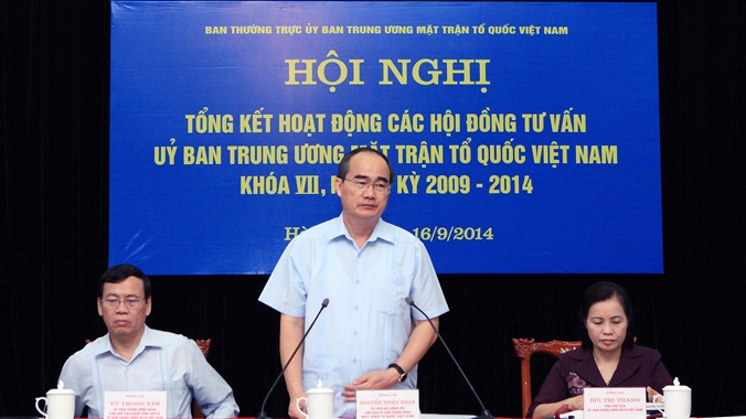 Chủ tịch Ủy ban Trung ương Mặt trận Tổ quốc Việt Nam Nguyễn Thiện Nhân lắng nghe ý kiến của thành viên các hội đồng tư vấn 