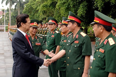 Ban Giám đốc Học viên Quốc phòng đón chào Thủ tướng Nguyễn Tấn Dũng - Ảnh: Chinhphu.vn