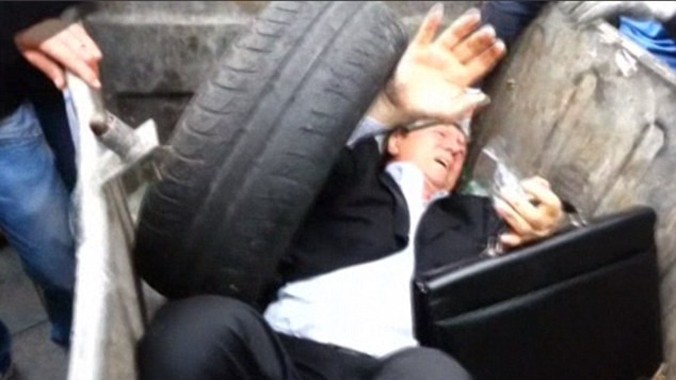 Nghị sĩ Ukraine bị ném vào thùng rác