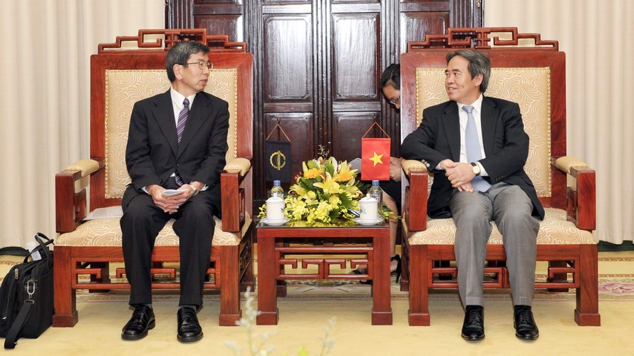 Thống đốc NHNN Việt Nam Nguyễn Văn Bình (bên phải) và ngài Takehiko Nakao, Chủ tịch Ngân hàng Phát triển châu Á (ADB).