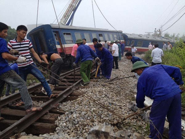 Hơn 300 hành khách thoát chết sau vụ tàu hỏa va chạm ô tô