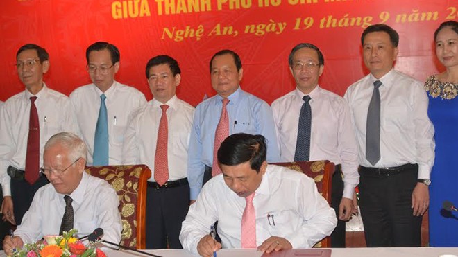 Chủ tịch UBND TP HCM và tỉnh Nghệ An ký kết chương trình hợp tác. Ảnh: Quang Long