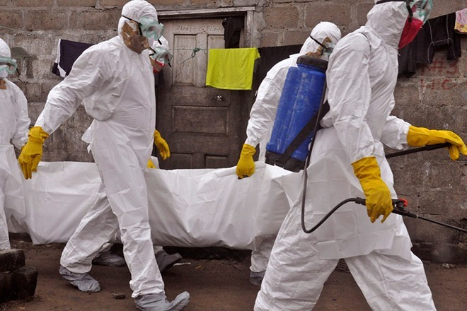 Nhân viên y tế di chuyển thi thể một người chết vì virus Ebola. Ảnh: AP