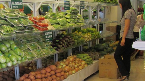 Các loại rau sạch dù có giá cao vẫn thu hút khách hàng. 