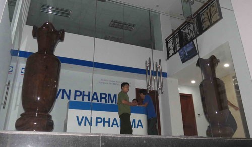 Lực lượng chức năng khám xét trụ sở Công ty VN Pharma vào tối ngày 19/9.