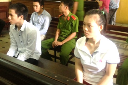 Bị cáo Châu và Tâm ngồi hàng ghế đầu đều bị truy tố cùng về tội Hiếp dâm trẻ em. Ảnh: VnExpress