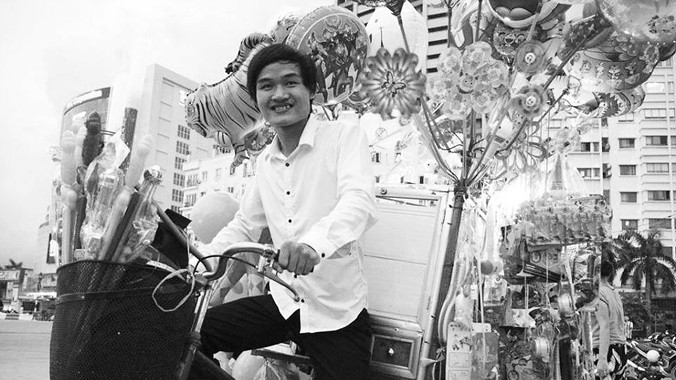 Hằng ngày Phạm Minh Đáp cùng chiếc xe đạp đi khắp các con phố bán hàng rong mưu sinh