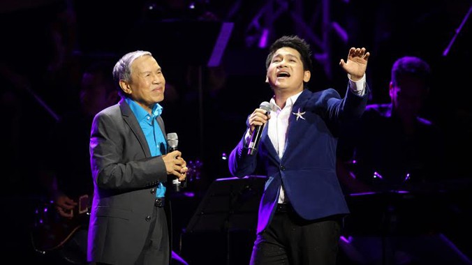Trọng Tấn (phải) công nhận học hỏi Kiều Hưng (trái) trong cách hát. Ảnh: N.M.Hà