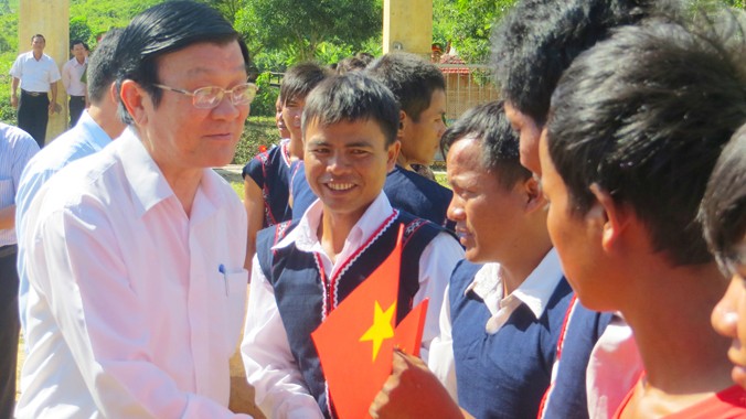 Chủ tịch nước thăm dân xã Đắk Smar.