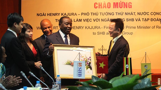 Ông Đỗ Quang Hiển, Chủ tịch HĐQT SHB tặng quà lưu niệm cho Ngài Henry Kajura, Phó Thủ tướng Thứ nhất Nước Cộng hòa Uganda