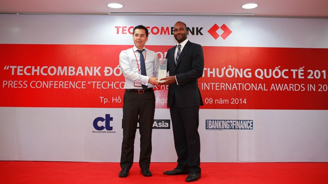 Ông Đỗ Tuấn Anh - Quyền TGĐ nhận giải Ngân hàng tốt nhất Việt Nam từ Finance Asia